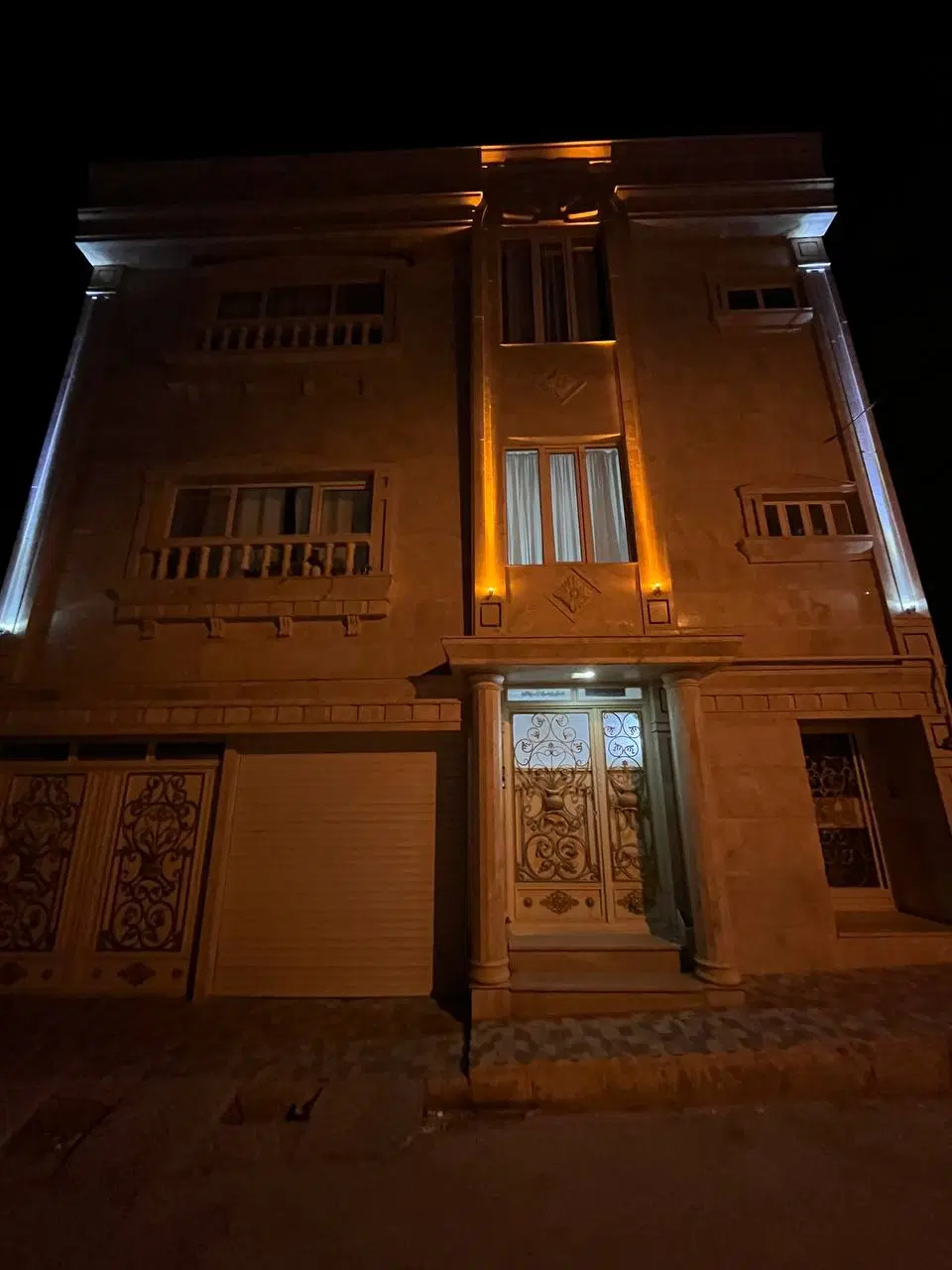فروش ساختمان شیک در آموزگار
