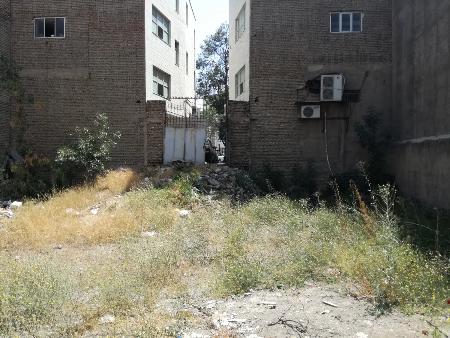 زمین ۱۷۷ متری مابین میدان شریعتی و چهارراه امام