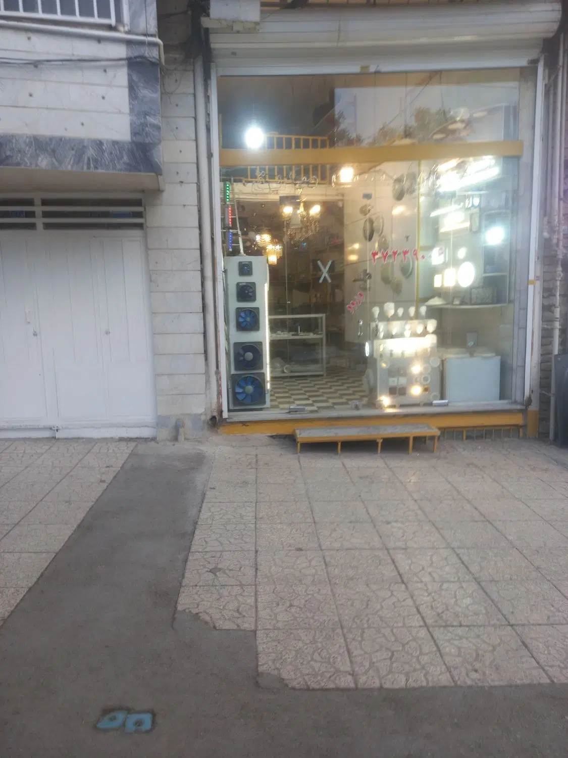 یک باب مغازه تجاری