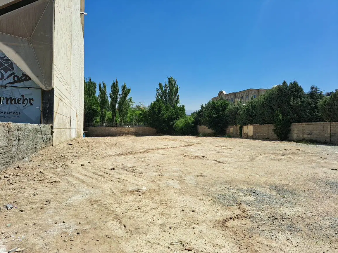 فروش یک قواره زمین با کاربری تجاری