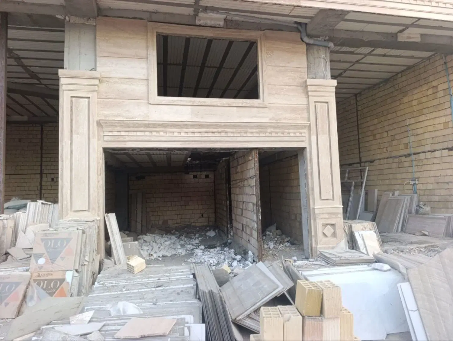 یک باب مغازه تجاری جلوی خیابان اصلی شاپوری