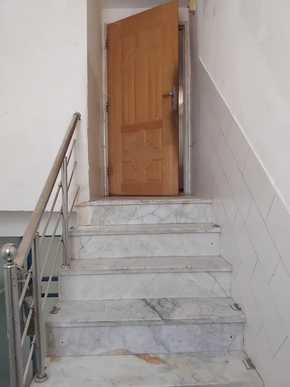 یه همکف و طبقه بالا