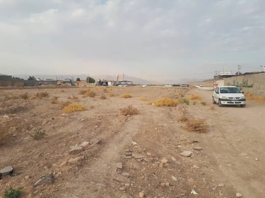زمین بر رو جاده فتح اباد