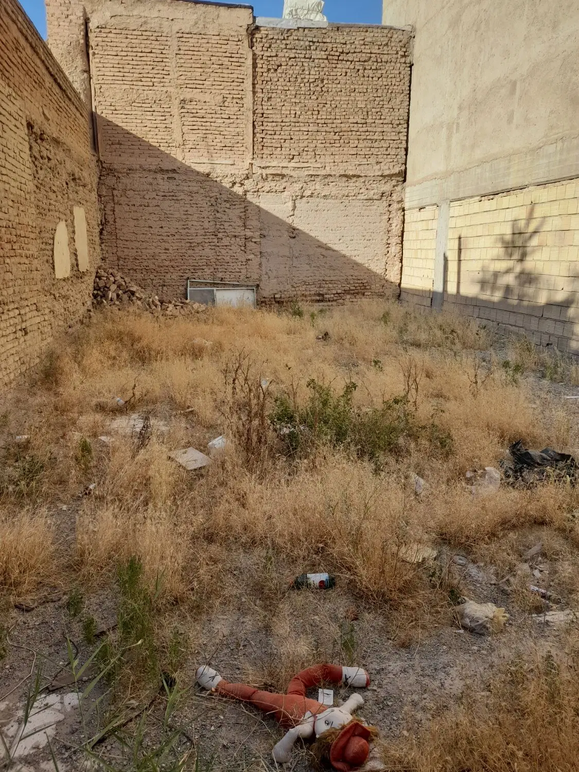 حیاط زمین مسکونی ۱۰۵ متری خ حجتی منجم بهار