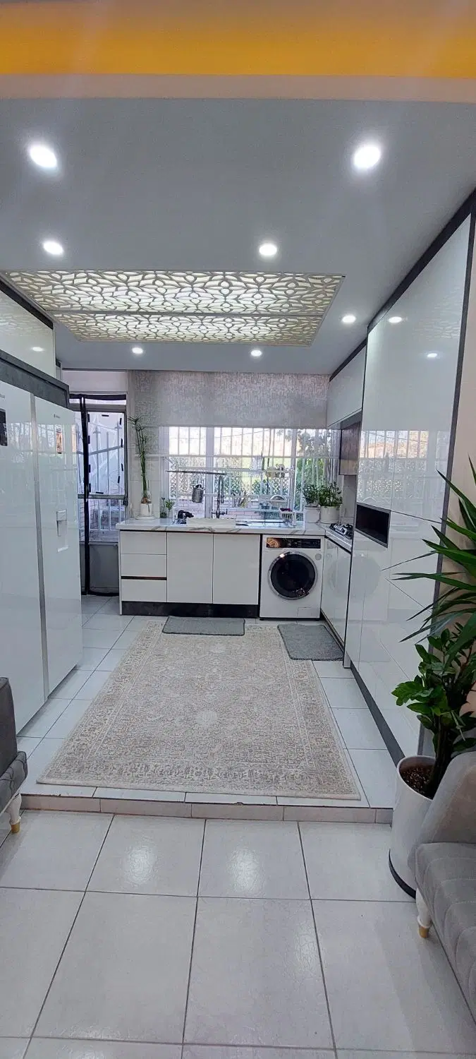 آپارتمان ۱۱۰ متری +۱۰ متر حیاط تک واحدی