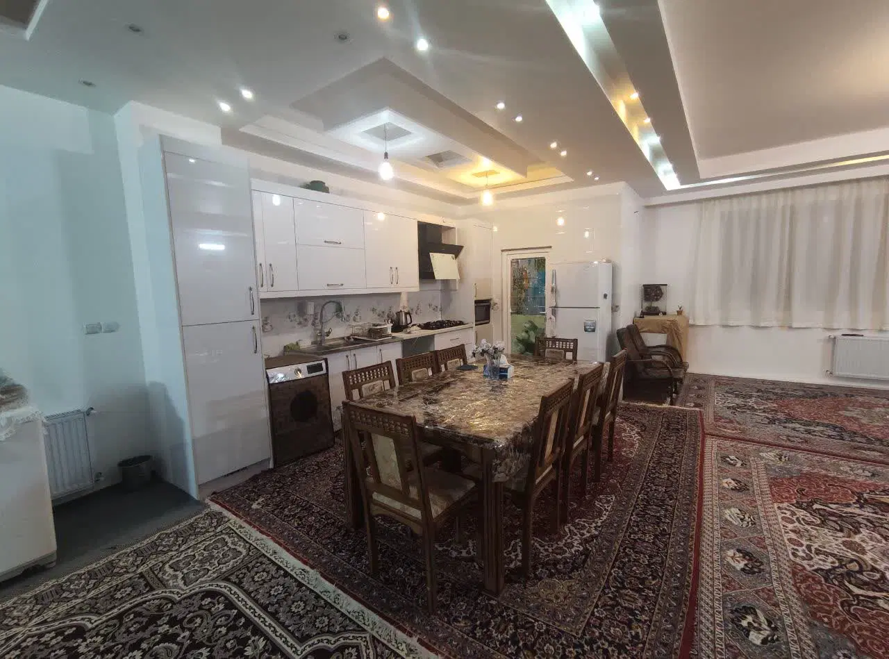 آپارتمان پشت به بر حکیم، جنب برج آسمان