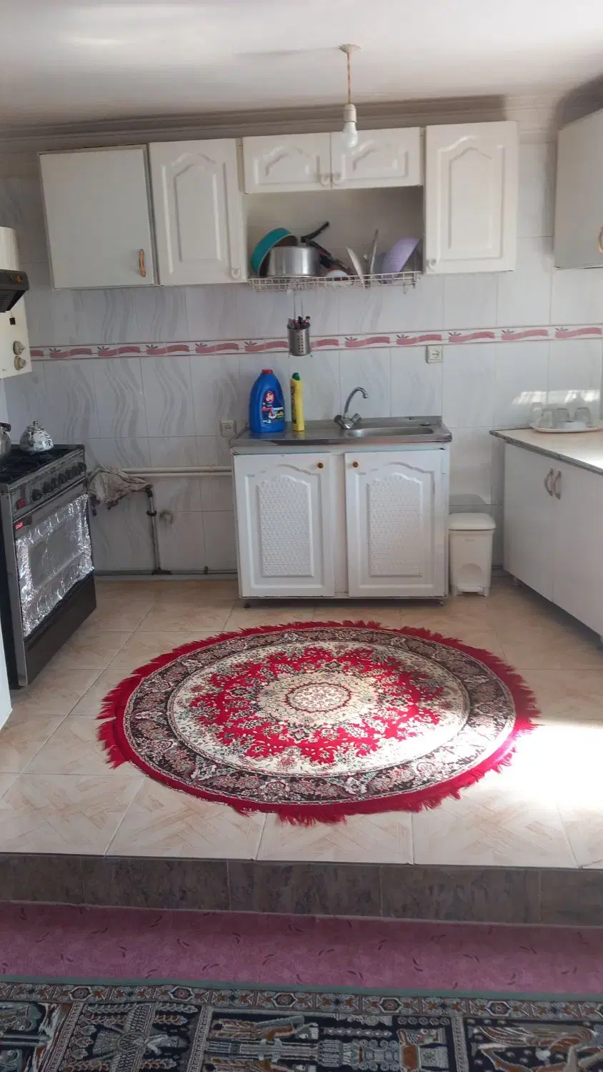 نیم طبقه دارای پارکینگ و یک اتاق خواب