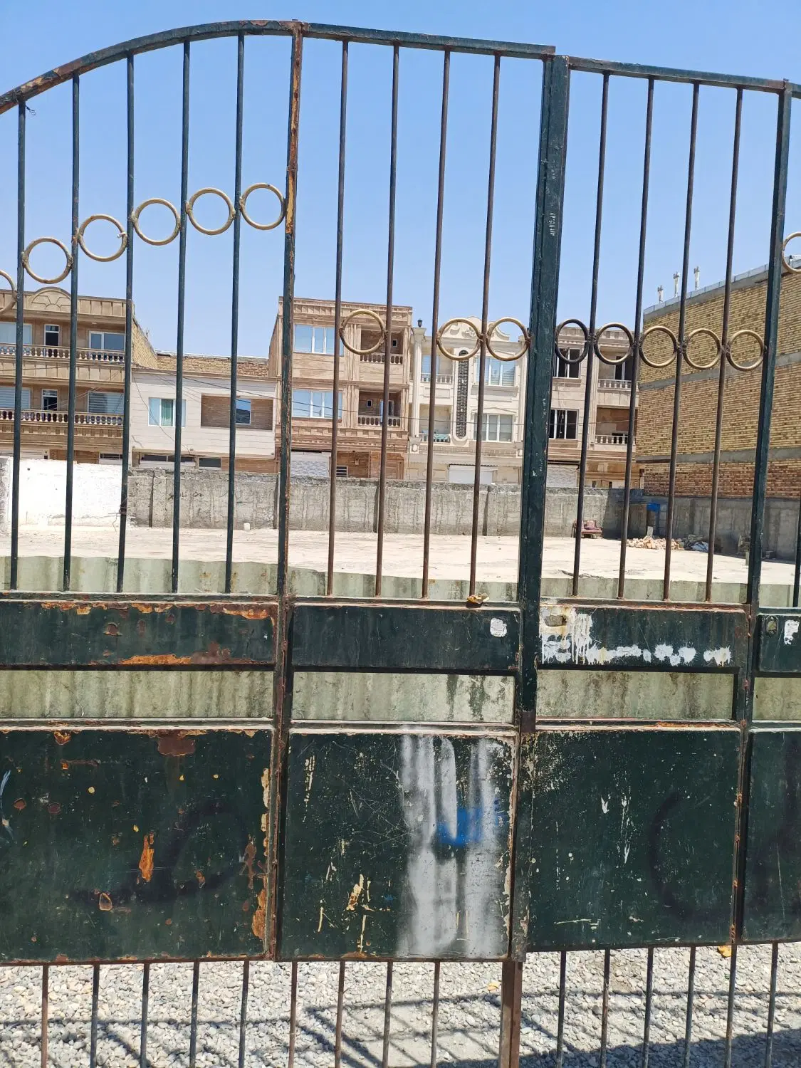 اجاره ۸۰۰ متر ۴ دیواری بر خیابان ۳۲ متری