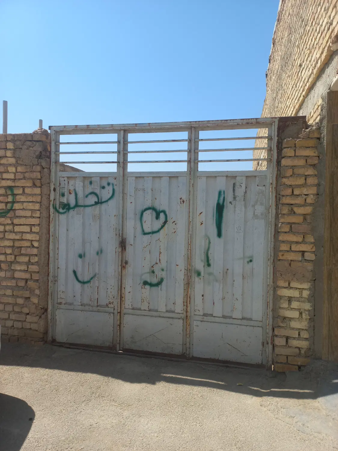 زمین مسکونی قابل ساخت۲۰۰متر
