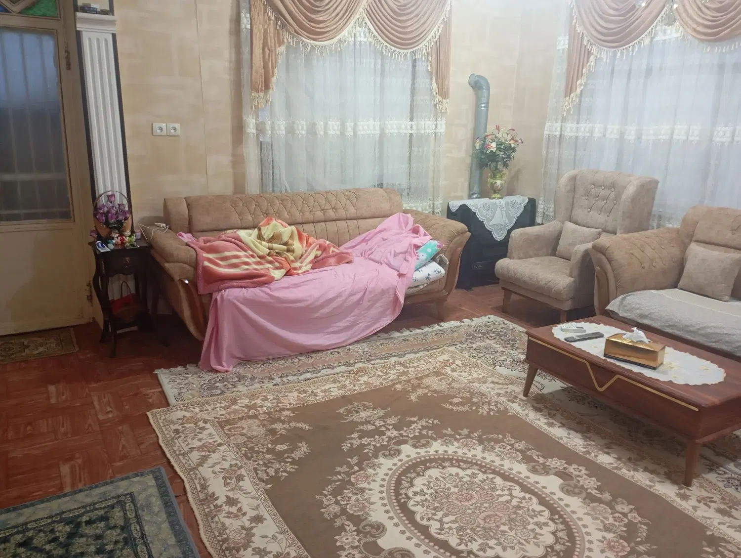 ویلای  با ۸۰۰ متر زمین سند دار  داخل شهر