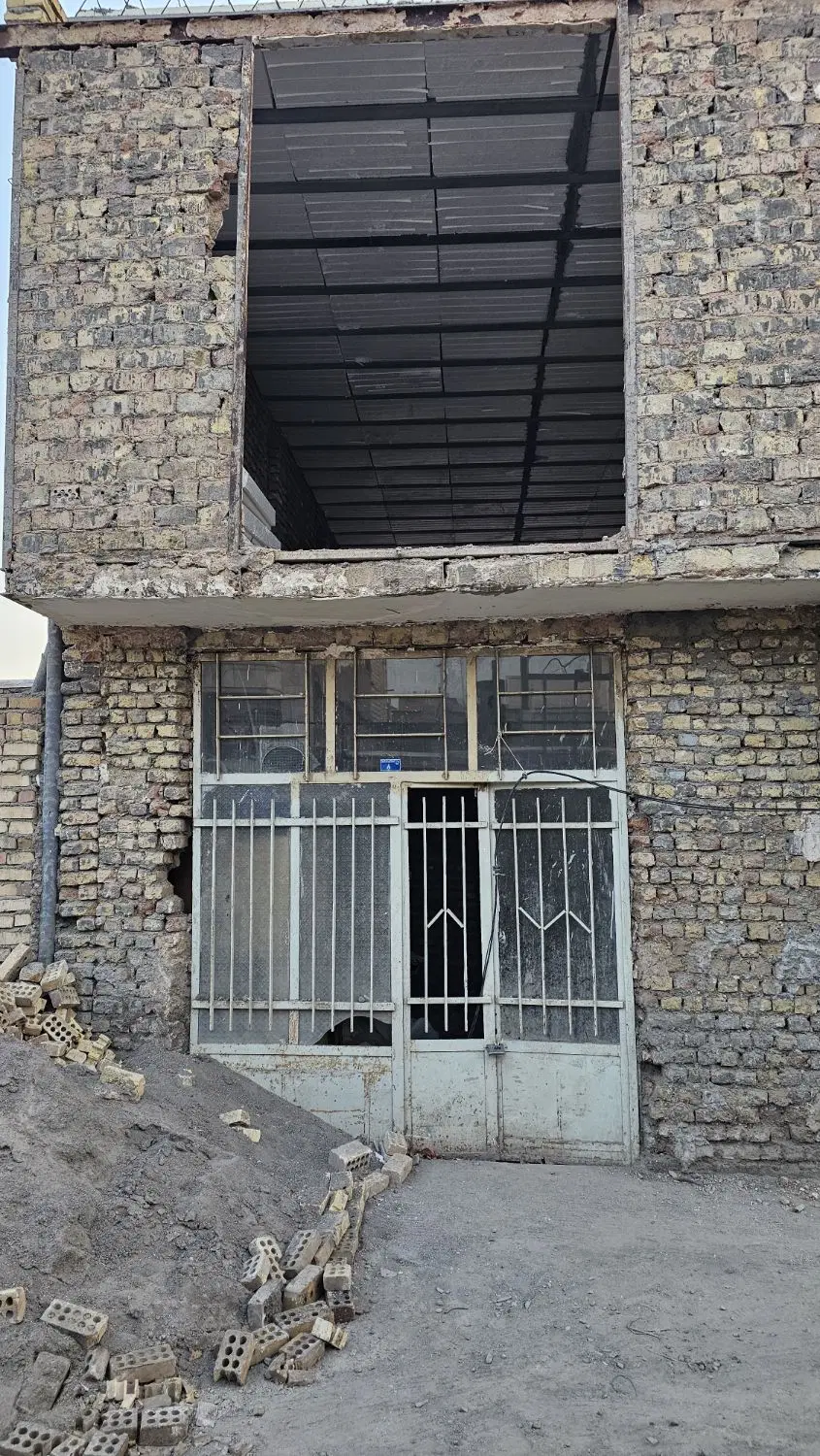 خانه دو طبقه درحال باز سازی موقعیت خوب