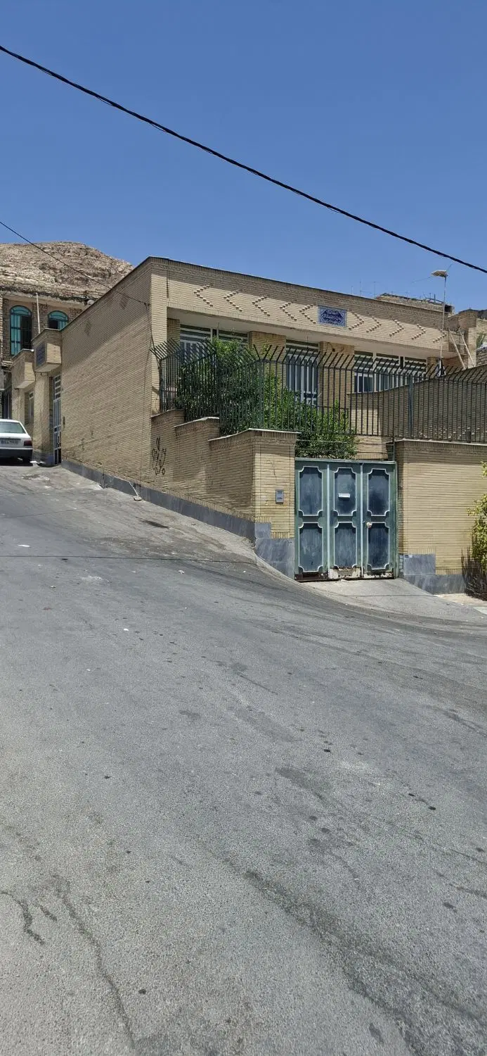 منزل 2 طبقه 180 متری .سر دونبش.   کوچه 12 سرداران
