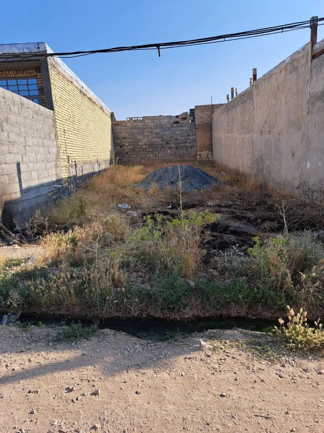 یک قطعه زمین مسکونی