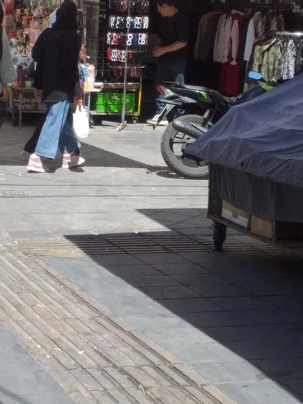 رهن بسات جلوی مغازه  باوست