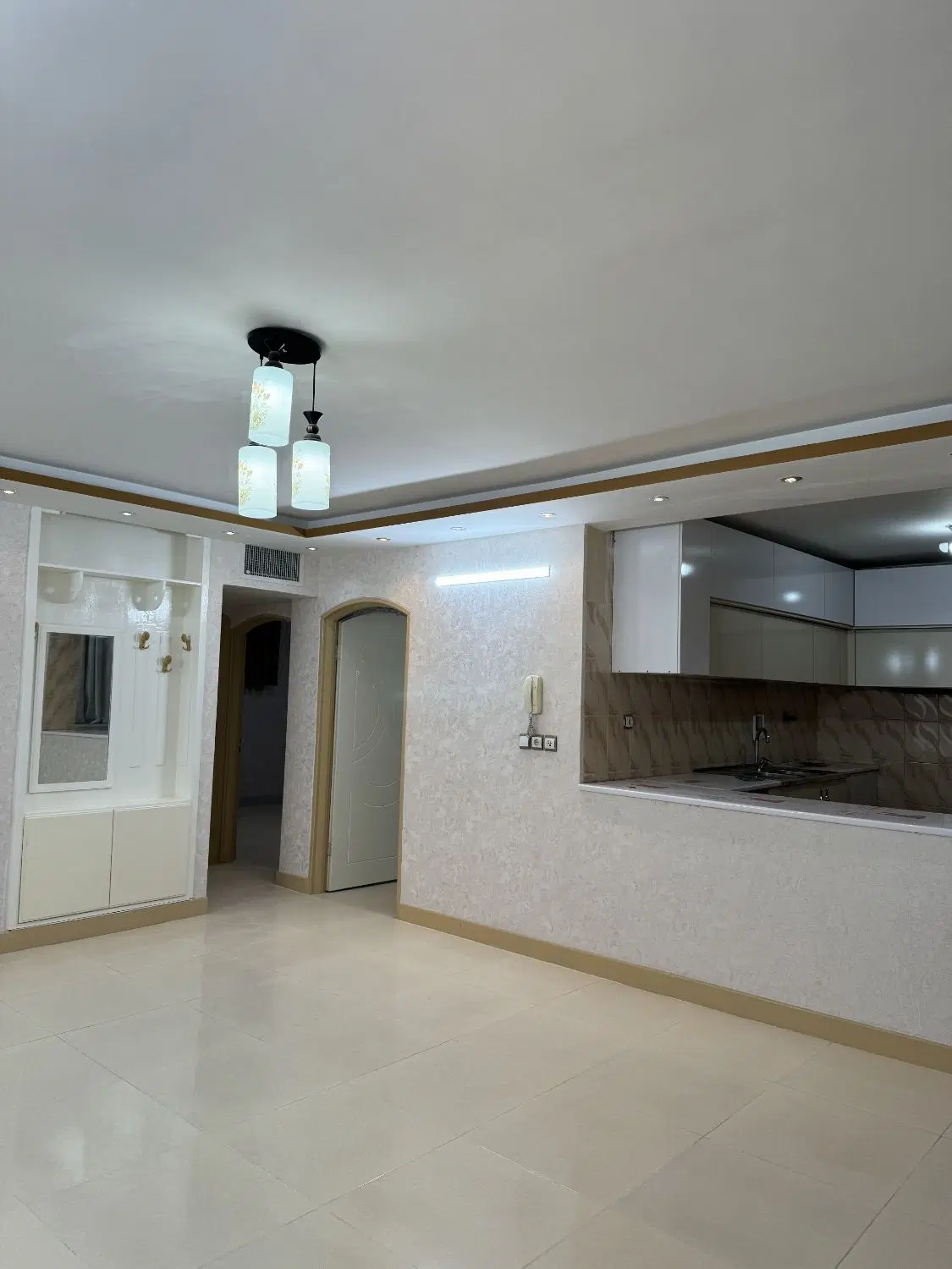 واحد مسکونی ۱۰۰متری دربهترین لوکیشن فلاورجان