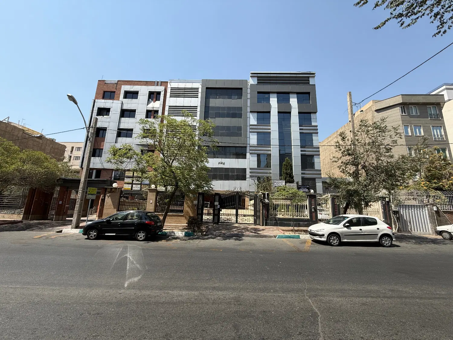 واحد اداری در ابتدای  خیابان باقرخان