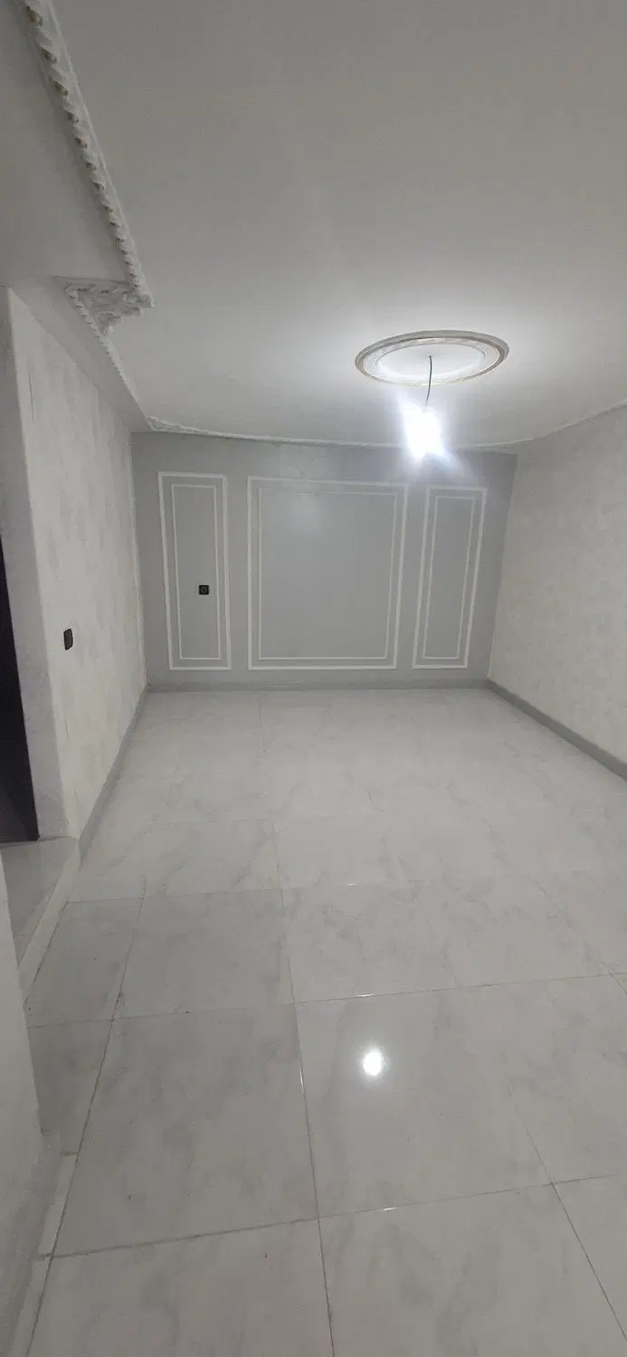 حدودا ۵۰ متر تمیز همکف کرسی بلند تخلیه