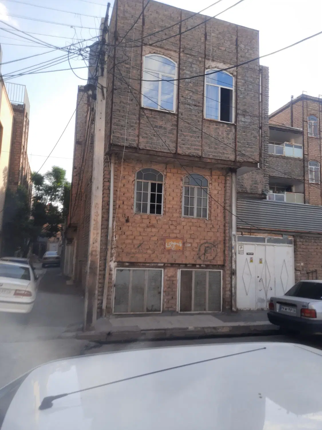 یک باب خانه سه طبقه راه جدا ۹۰متر به فروش میرسد