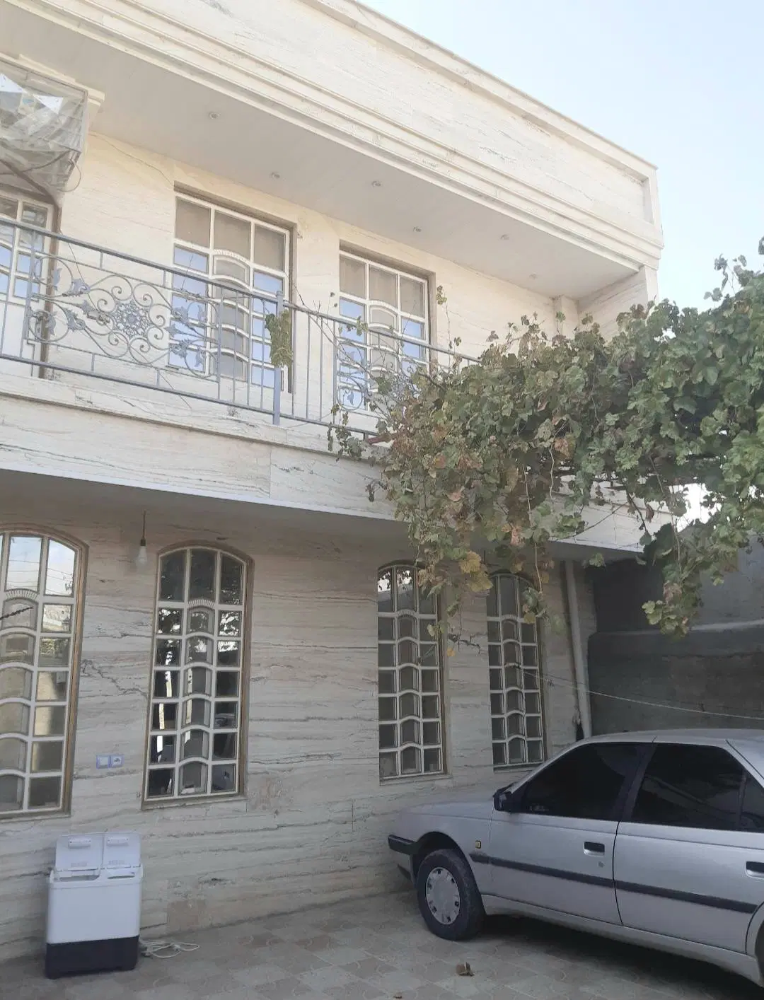 فروش ویلایی دوطبقه سند تک برگ شیک و تمیز.