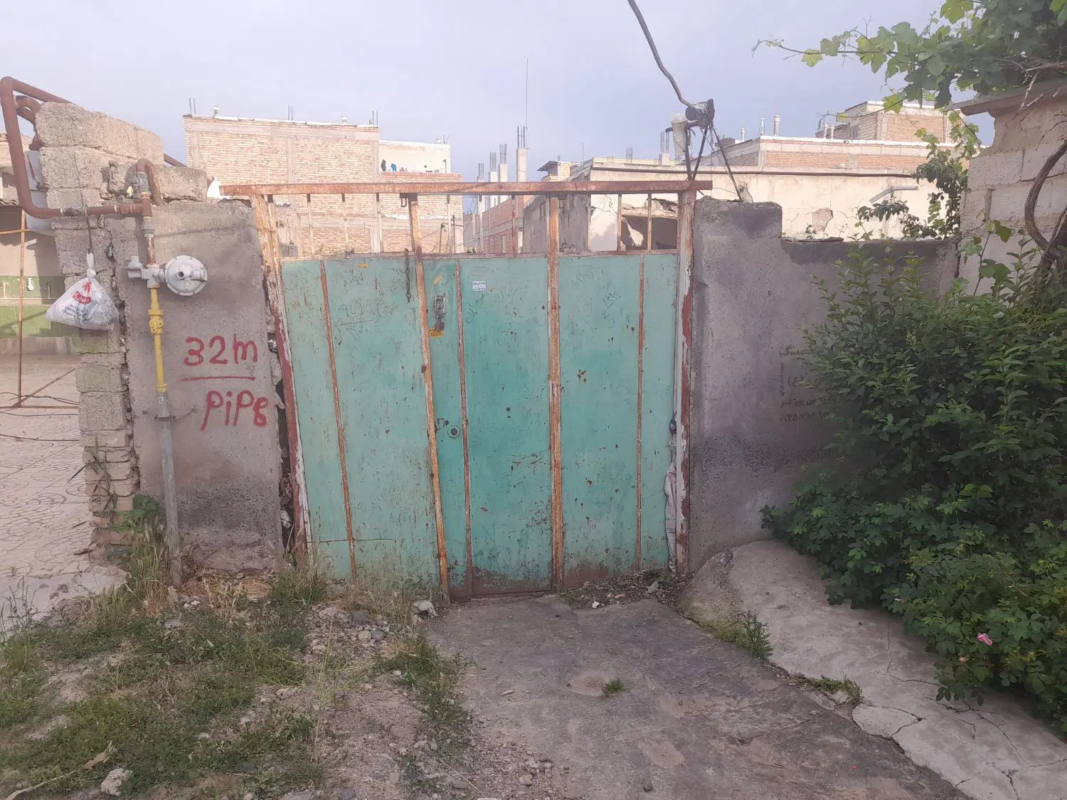 زمین مسکونی دارای تمامی کنتورهای آب و برق و گاز
