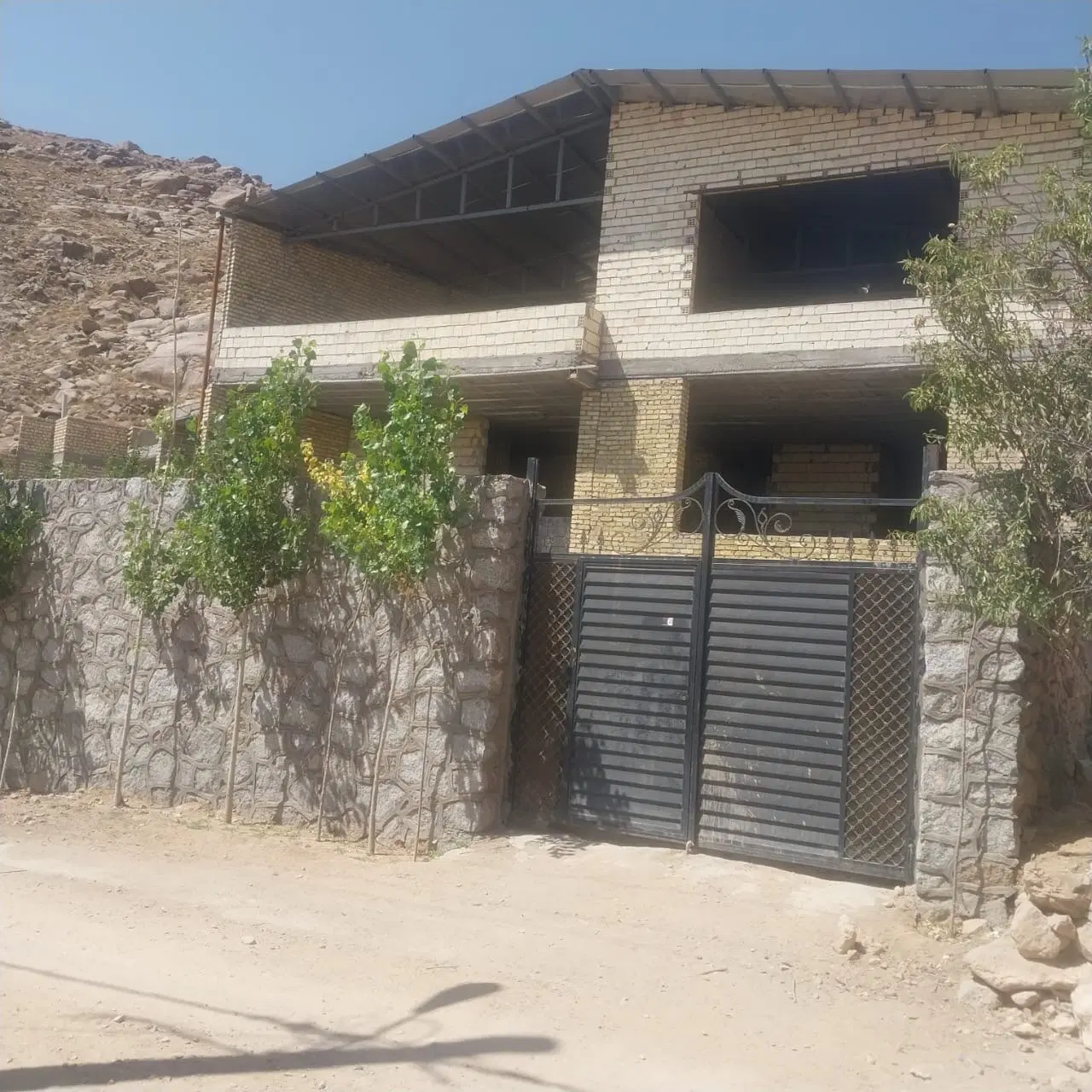 ۳۰۰ متر خانه باغ نیمه ساز طزرجان