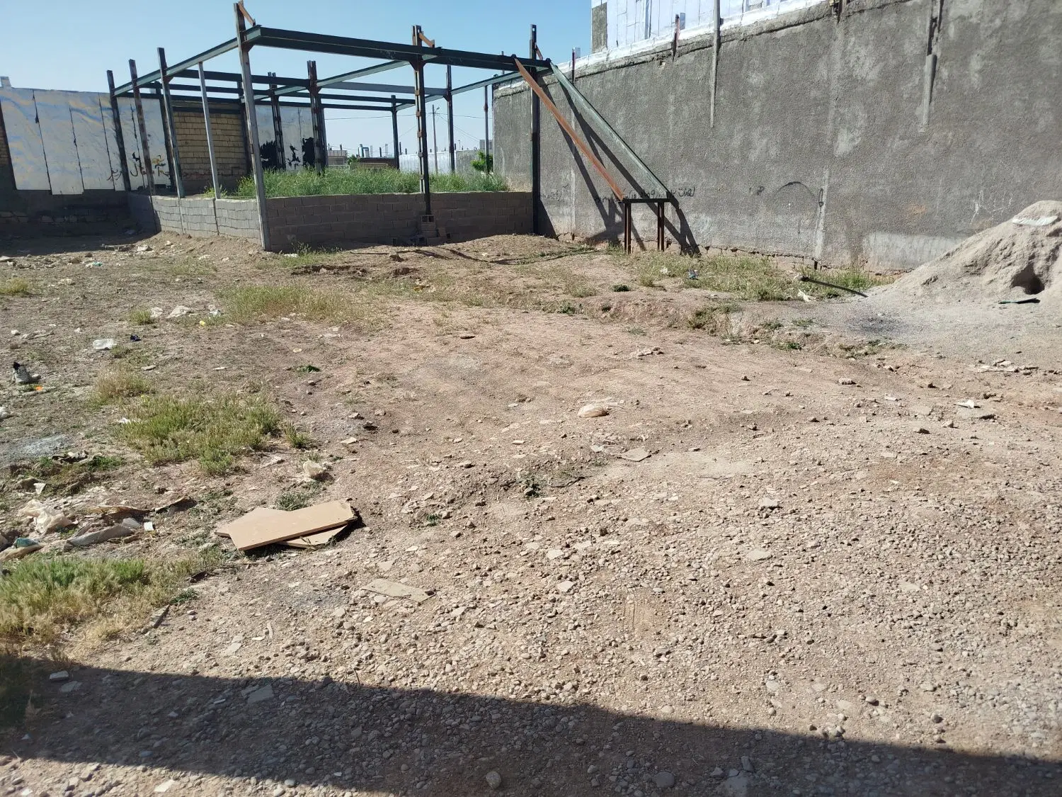 ساختمان نیمه کاره