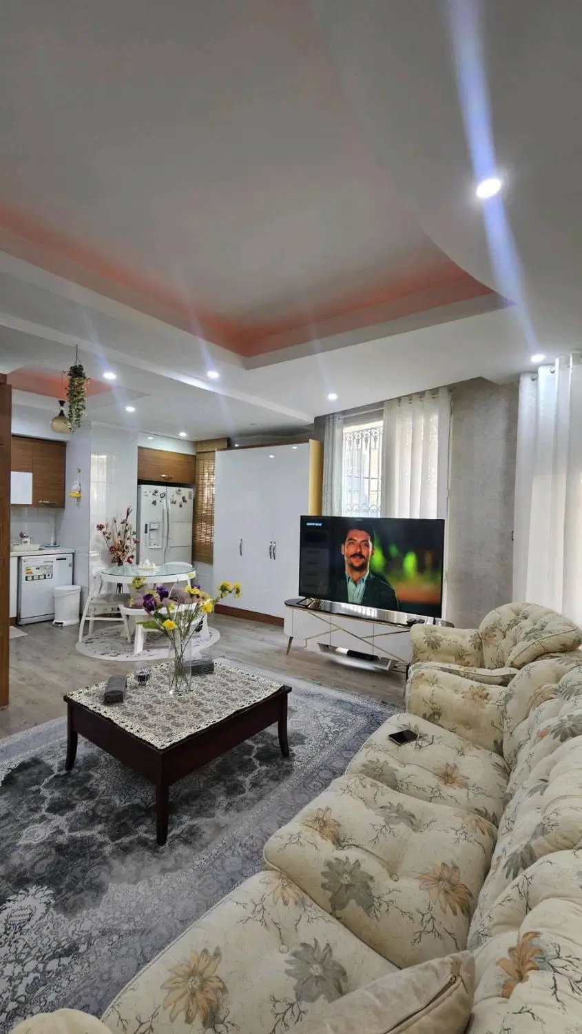 ۱۳۰ متر ۳خواب تاپ لوکیشن رو به خیابان