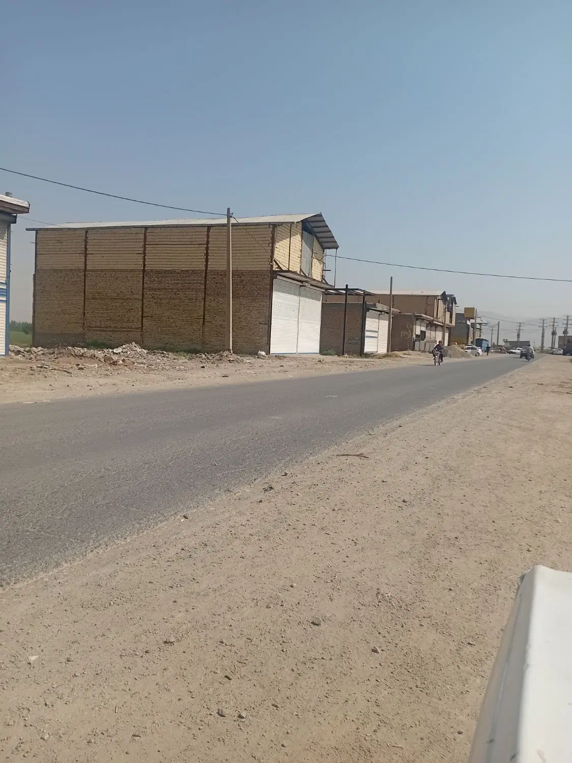 مغازه بهر جاده‌ی بهرام اباد