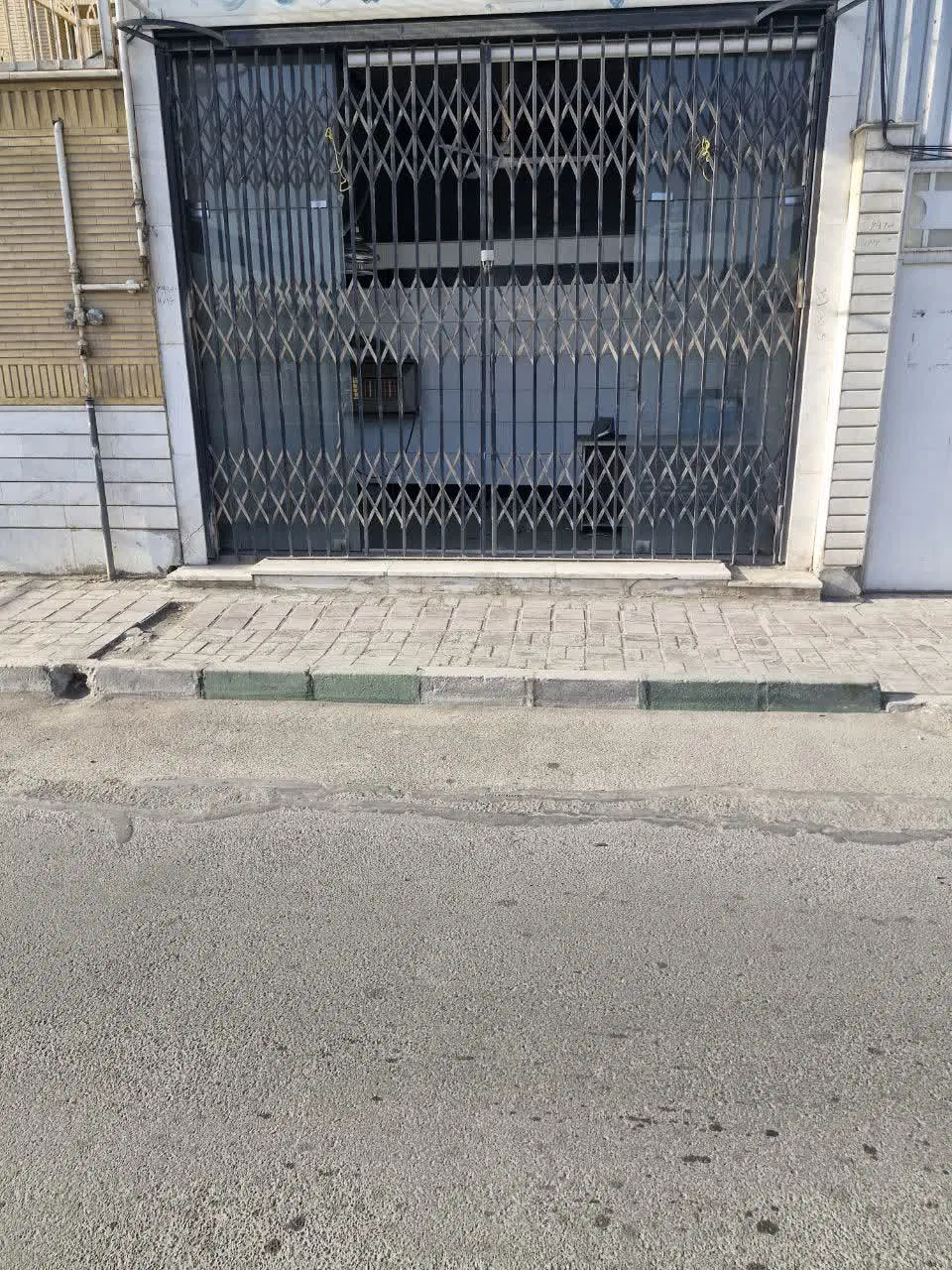مغازه با بالکن بزرگ