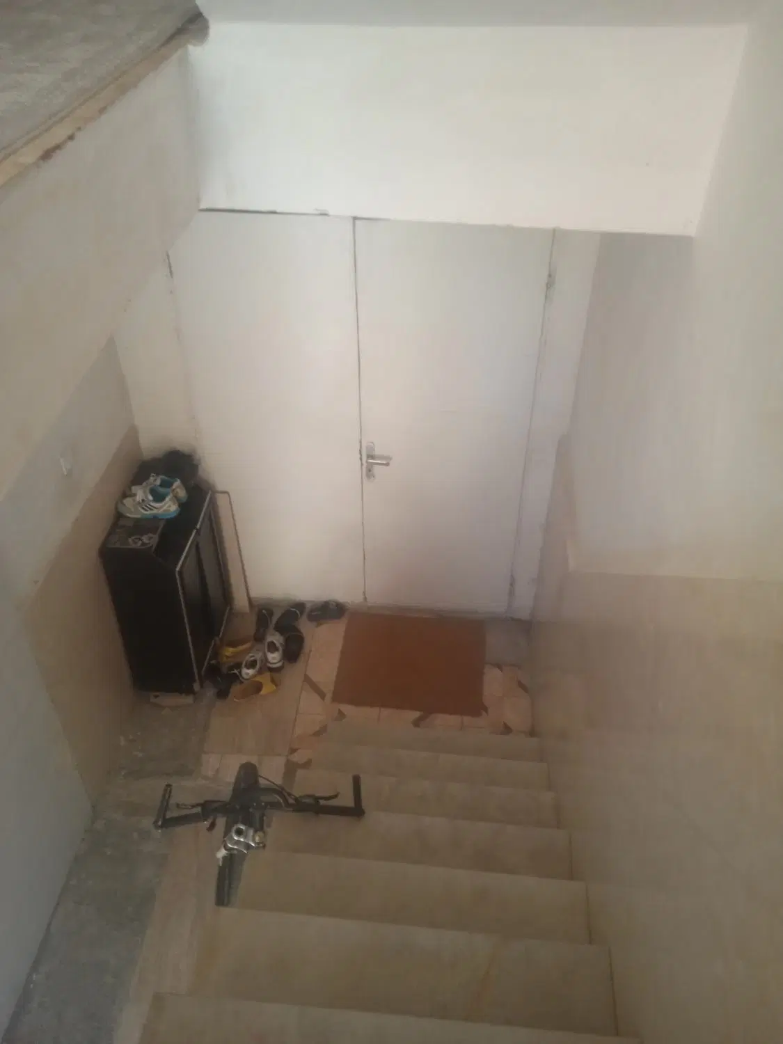 خانه کلا دو طبقه است هم کف اجاره داده میشود