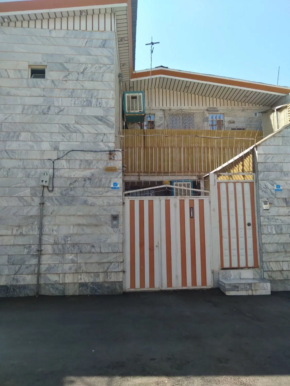 خانه اجاره ای انتهای بهارستان.