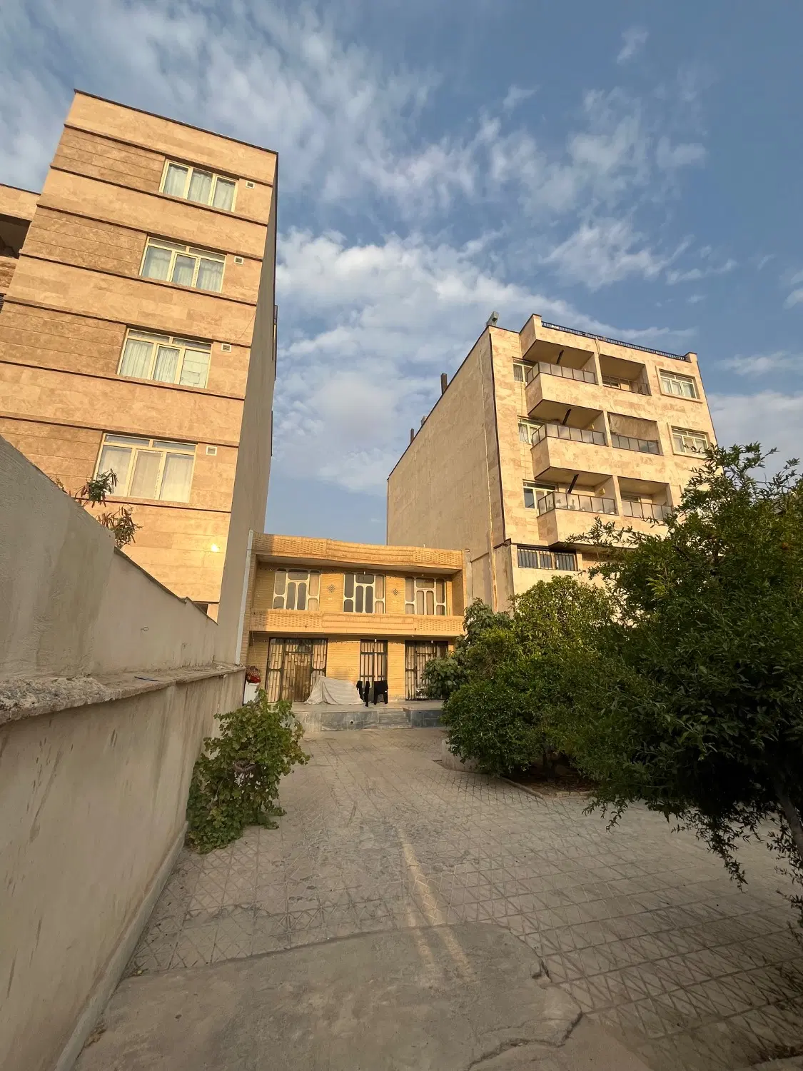 رهن و اجاره ۱۸۰متر ۲خواب حیاط دار