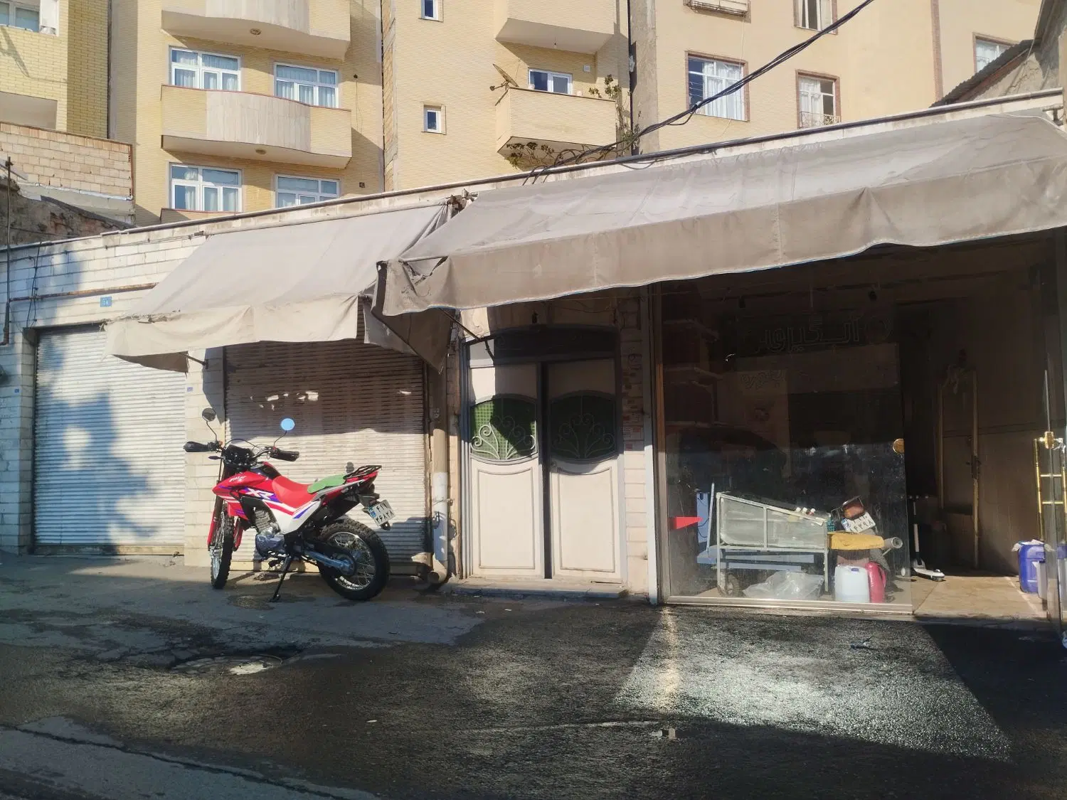 حیاط همراه با مغازه