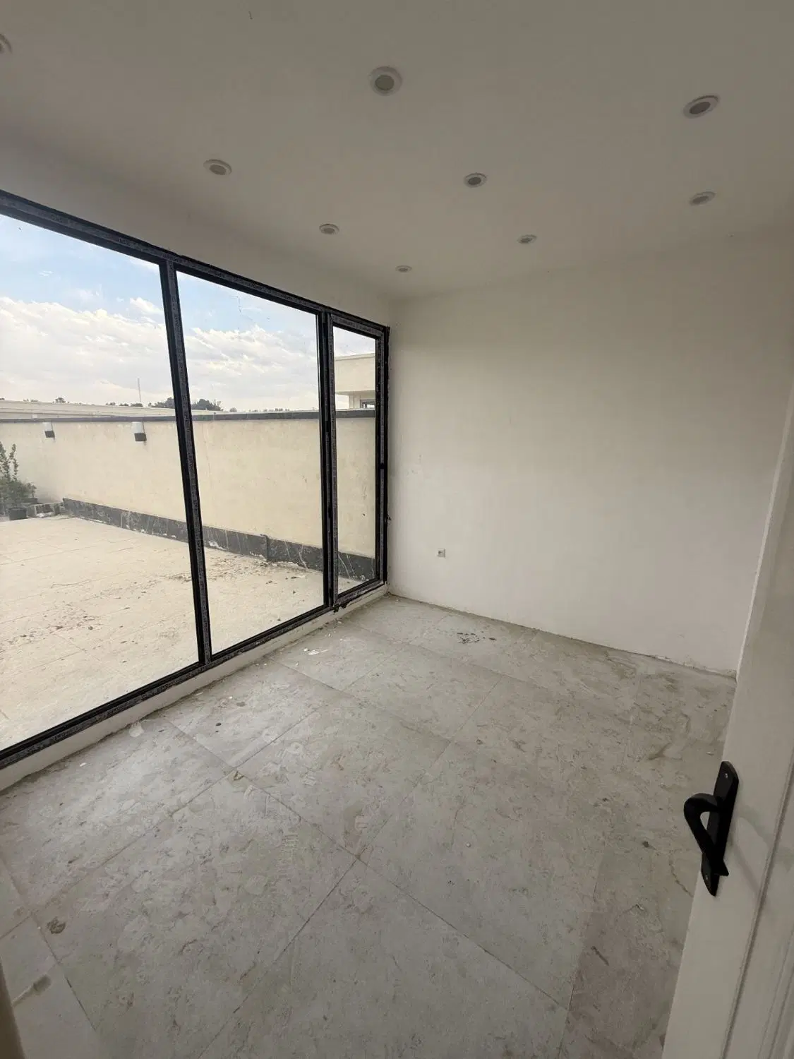 ویلای مدرن ۲۵۰ متری_ سند دار_ خواب مستر_تاپ لوکیشن
