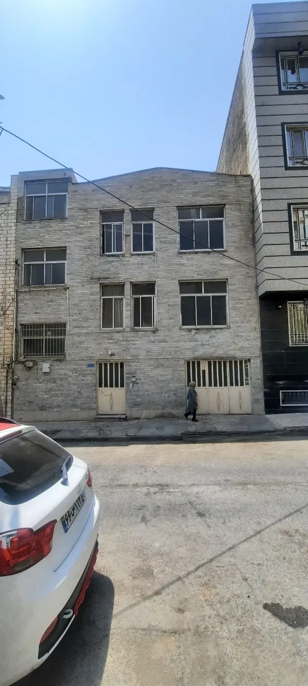 کلنگی ۲۰۰ متر با جواز ۵ طبقه تک مالک ، جنوبی