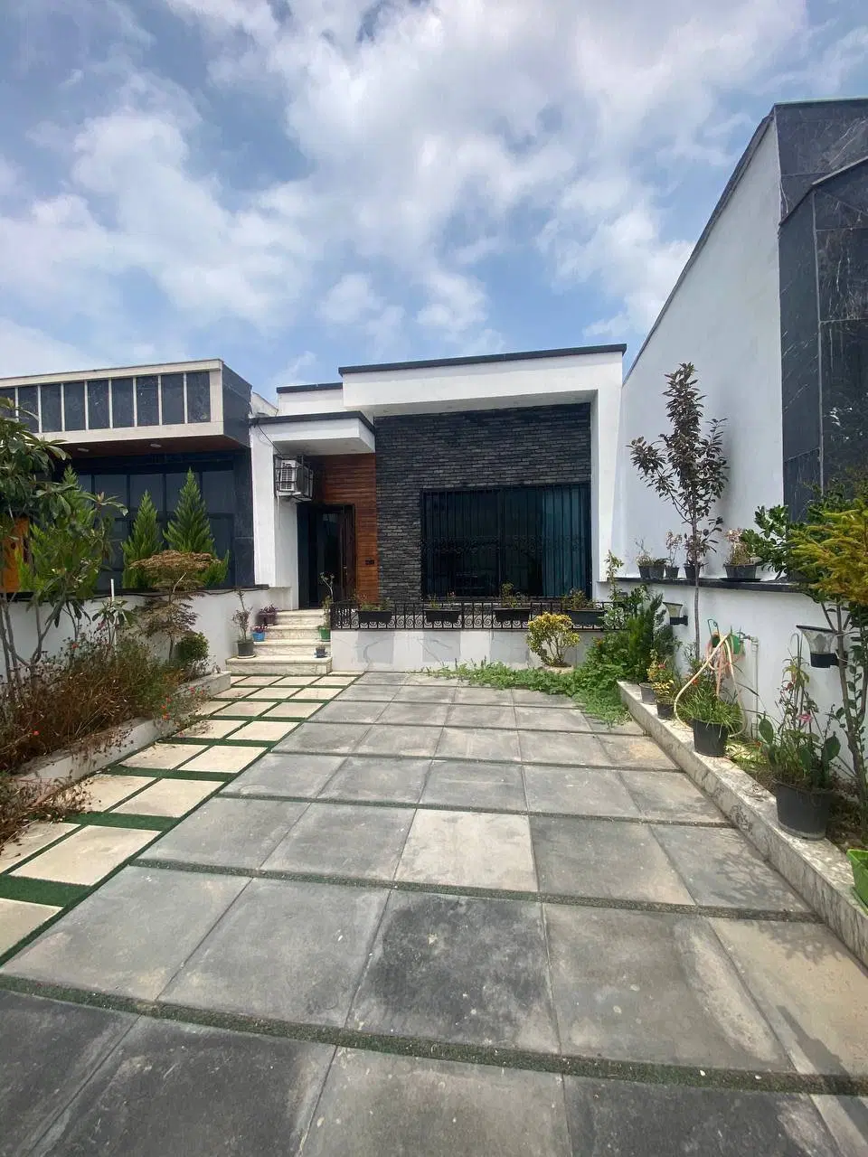 همکف۱۶۰متری_مدارک کامل_سنددار_شسته و رفته