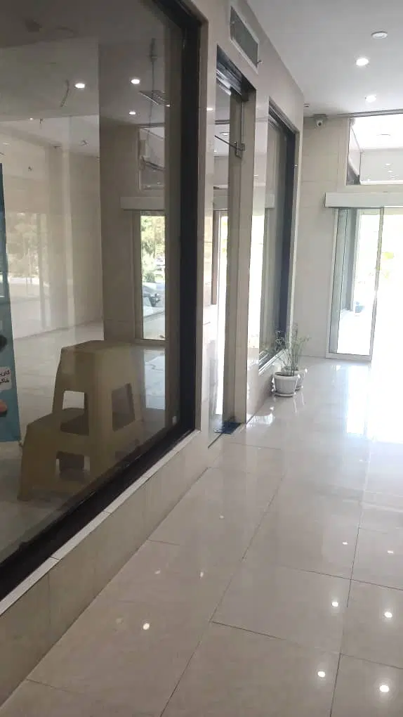 مغازه تجاری در خیابان ولی عصر شهر بهارستان