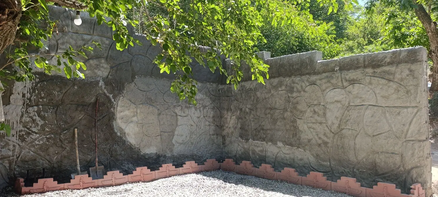 ویلایی نقلی داخل باغچه