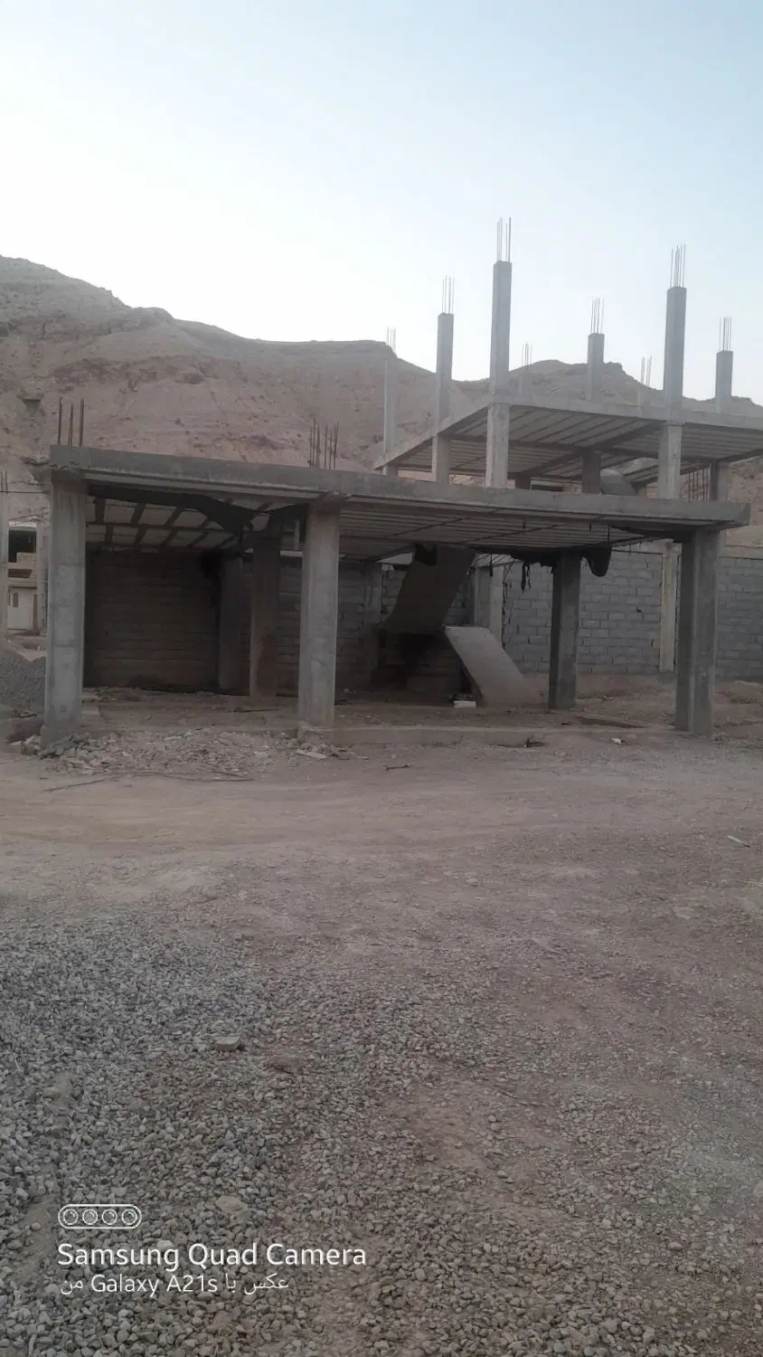 زمین نیمه ساخت طراحی برای چهار واحد
