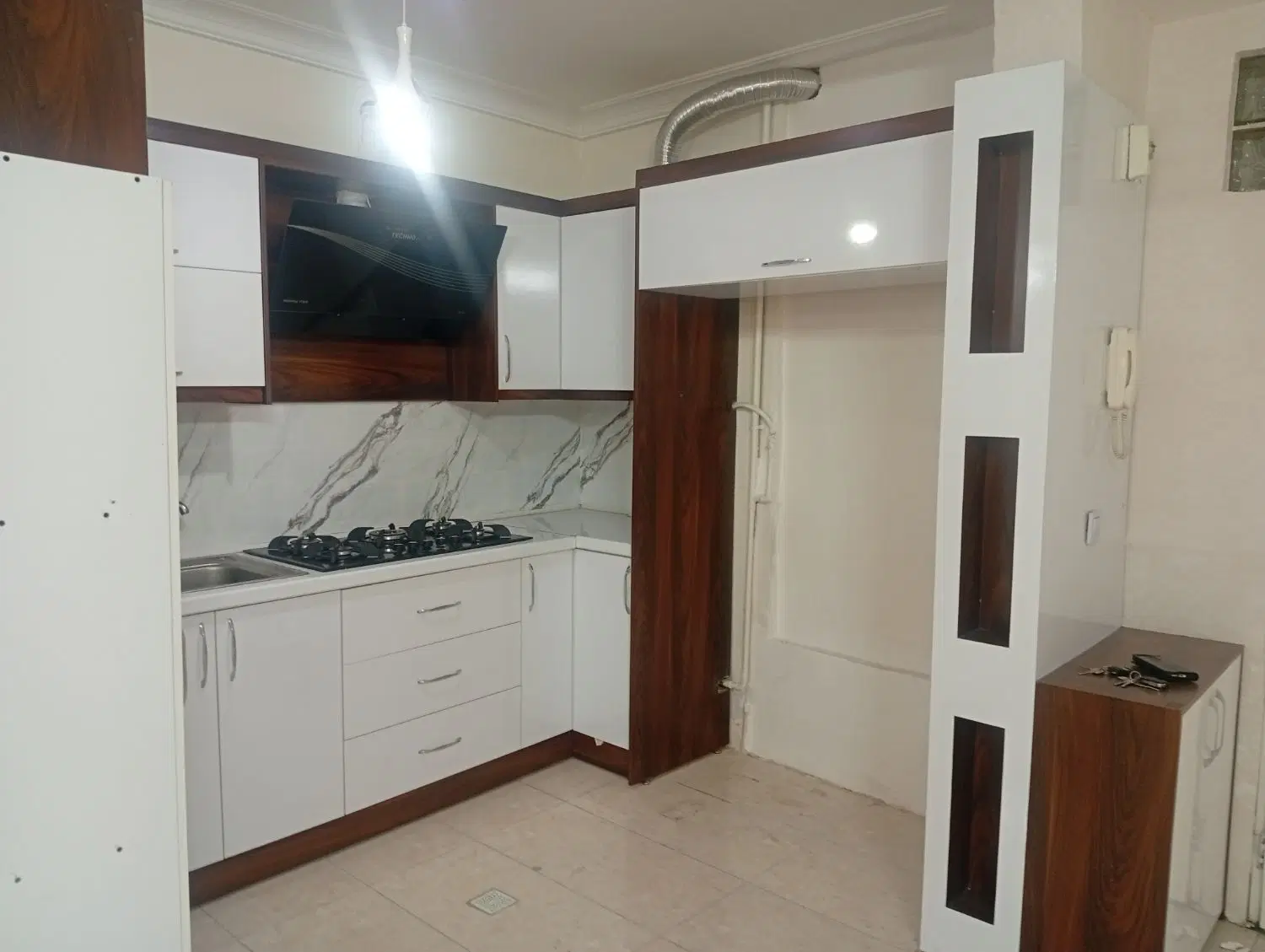 آپارتمان طبقه همکف با پارکینگ اختصاصی