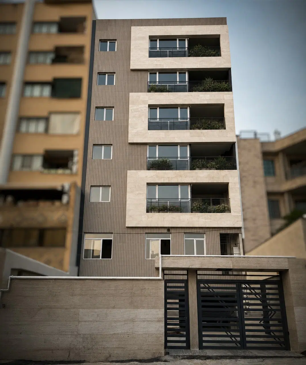 اپارتمان نوساز خیابان اقایی