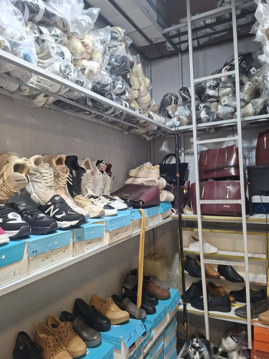 مغازه کیف و کفش