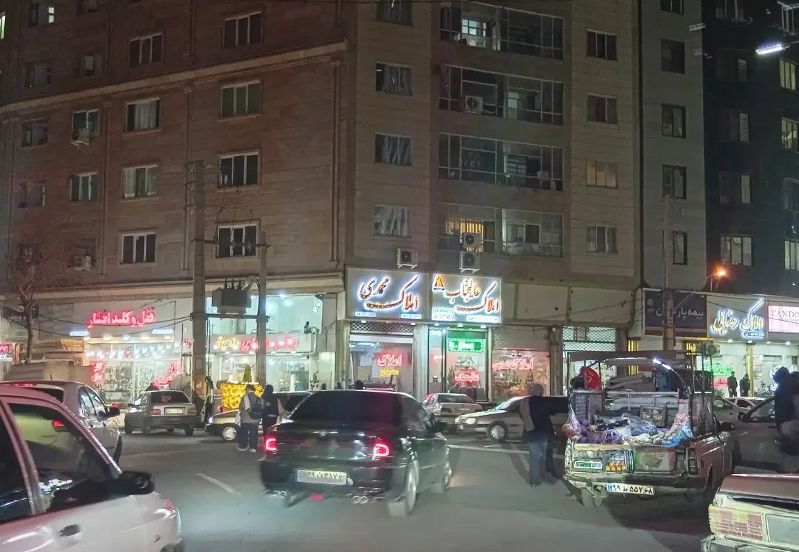 مغاز دور میدان شهرداری .