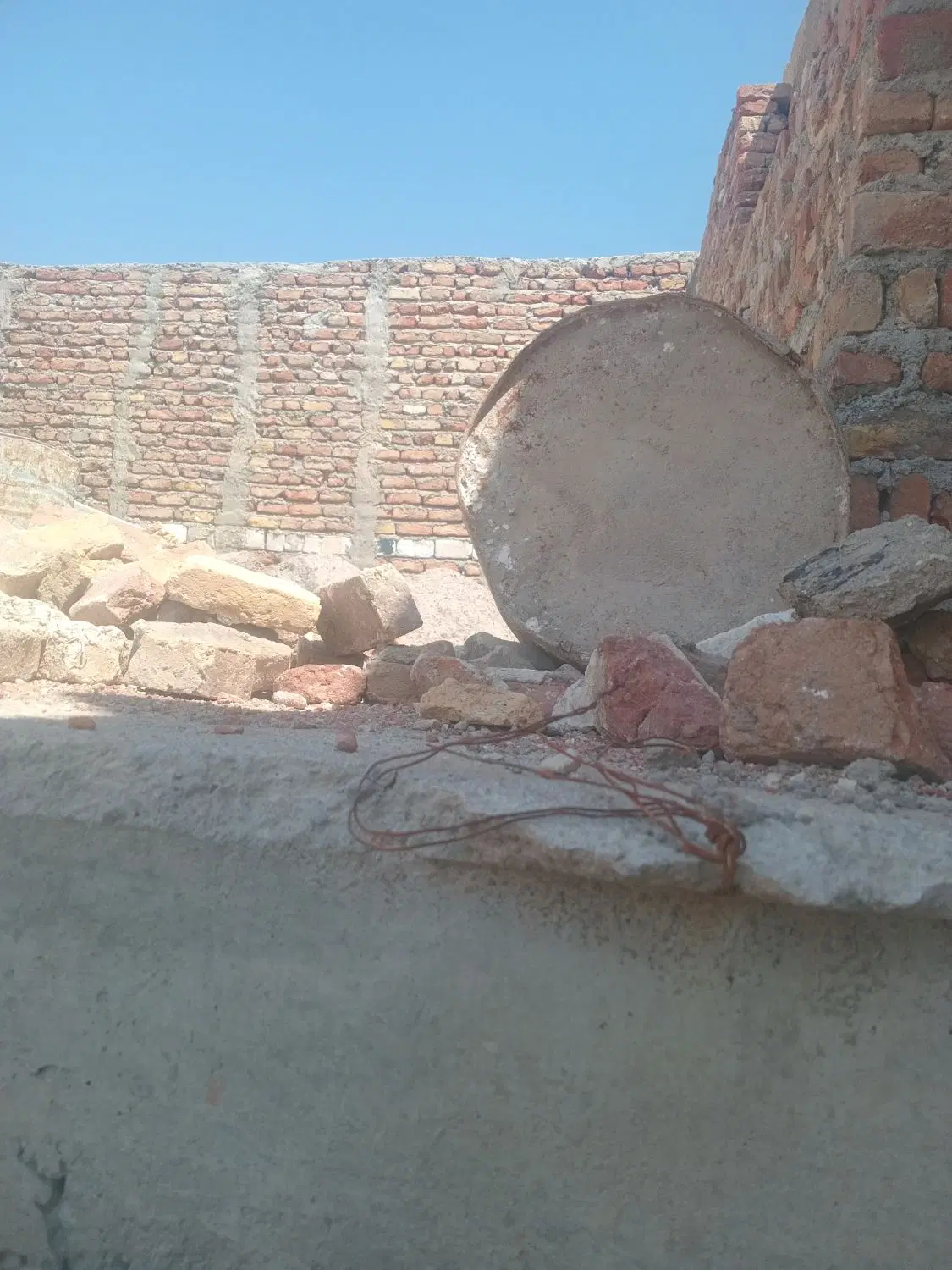 حیاط ۵۰ متری دو طبقه نیمه کاره آخماقیه