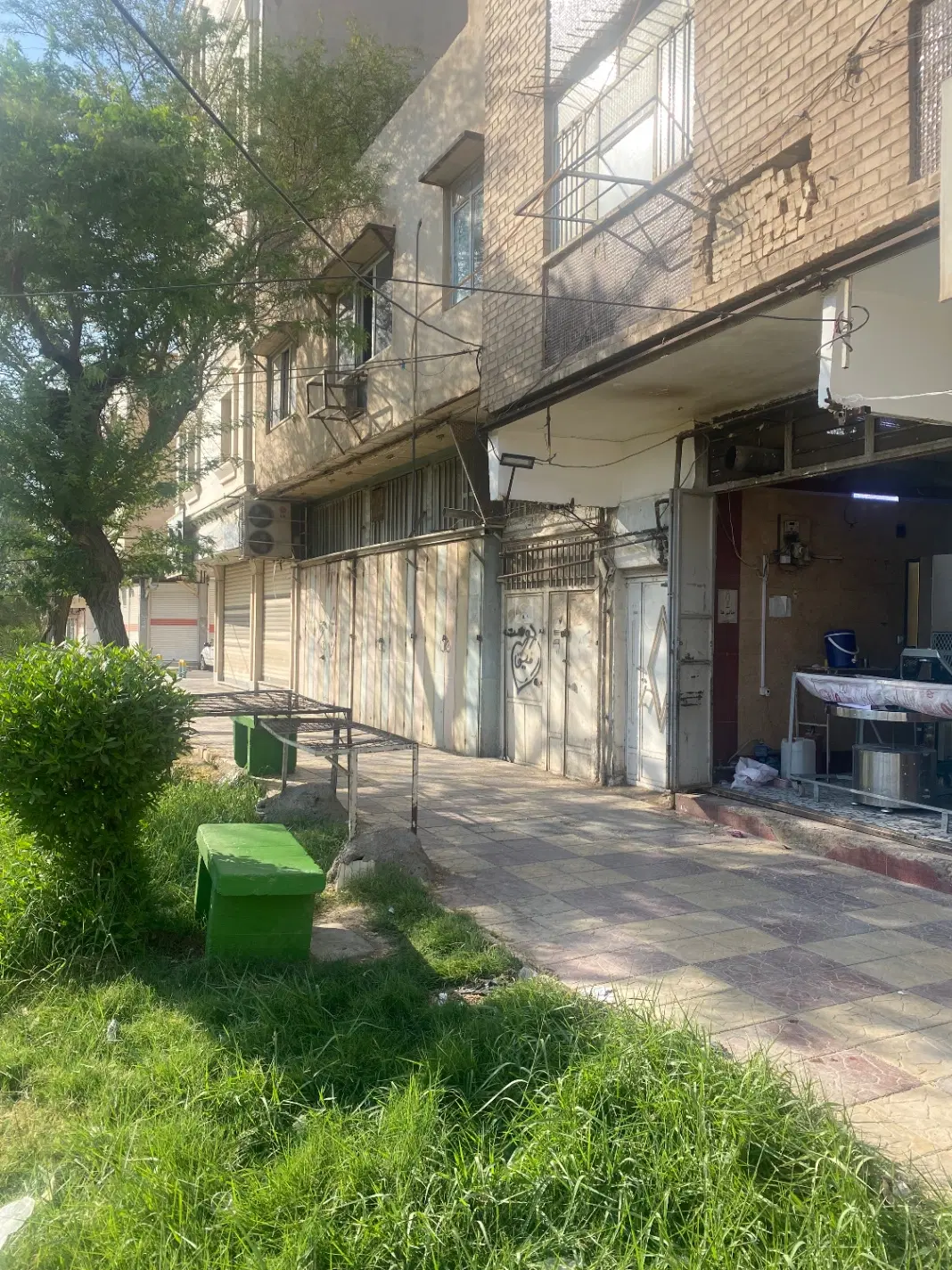 مغازه ۲۴۰ متر + ۲واحد مسکونی