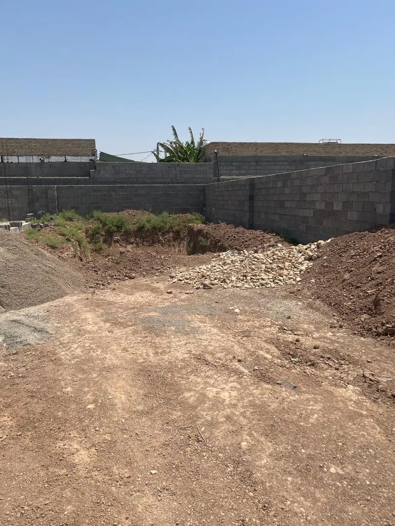 زمین باغ برق دارد