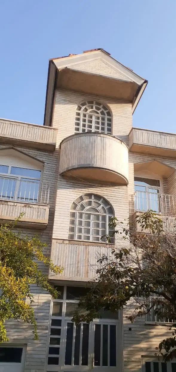 فروش خانه ویلایی کاشانی سه طبقه