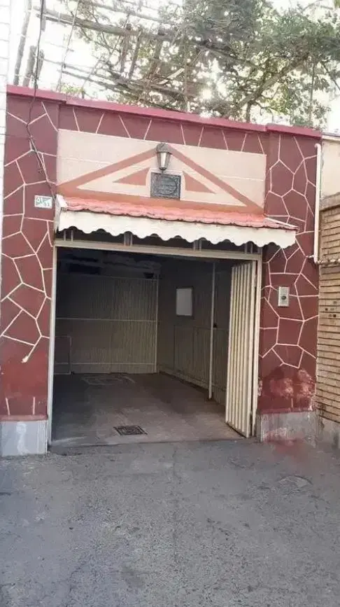 حیاط مسکونی به متراژ ۱۸۰