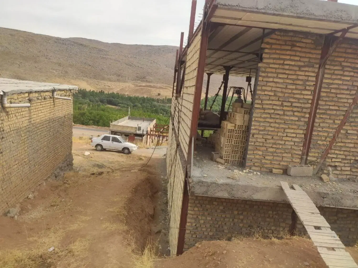 ساختمان نیمه کاره