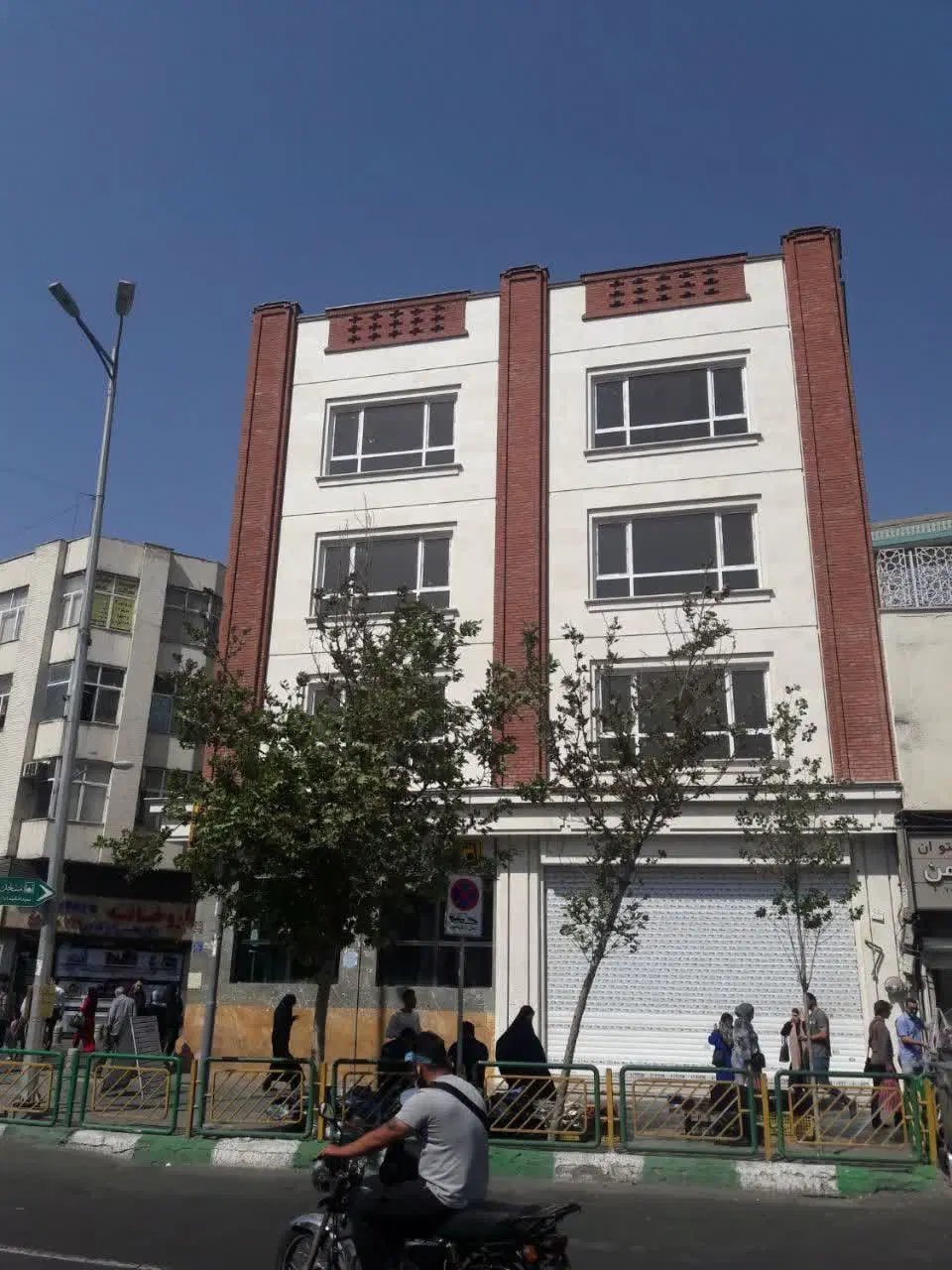۱۱۰۰ متر اداری، میدان انقلاب